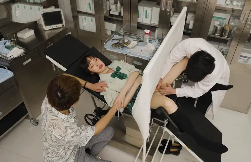 ông xã dẫn vợ đi khám phụ khoa gặp phải bác sĩ nam biến thái